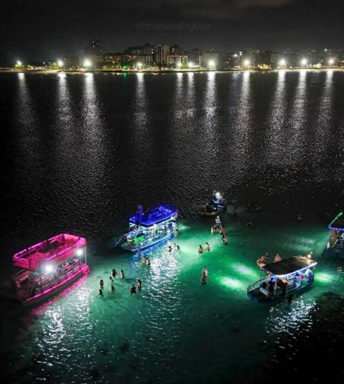 Passeio noturno romântico nas piscinas naturais